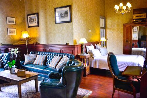 Llit o llits en una habitació de Chateau d'Origny, Chambres d'hotes et Restaurant Gastronomique