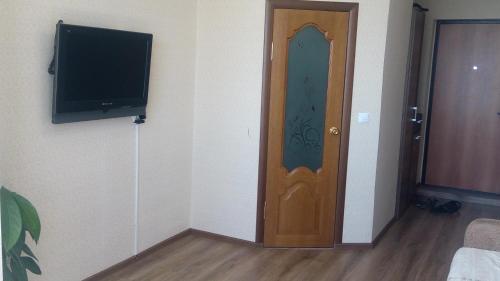 ソチにあるOn Vinogradnaya Apartmentの壁にテレビが付いた部屋