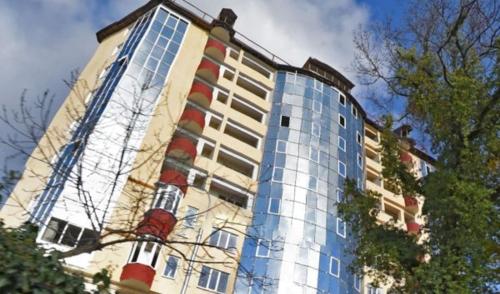 ソチにあるOn Vinogradnaya Apartmentの横絵の高い建物
