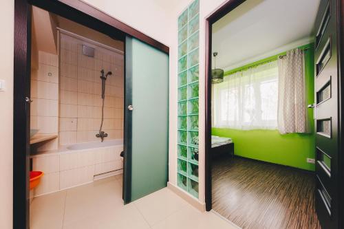 ワルシャワにあるShortStayPoland Solidarnosci (B8)のバスルーム(シャワー、ガラスドア付)