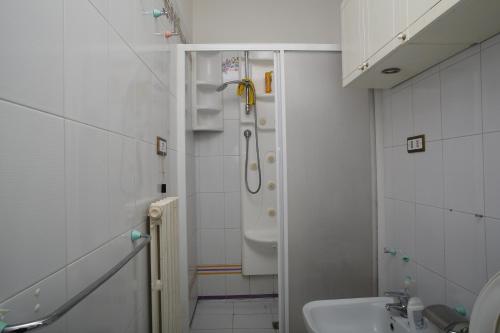 un piccolo bagno con doccia e lavandino di Residence Le Palme a Montesilvano