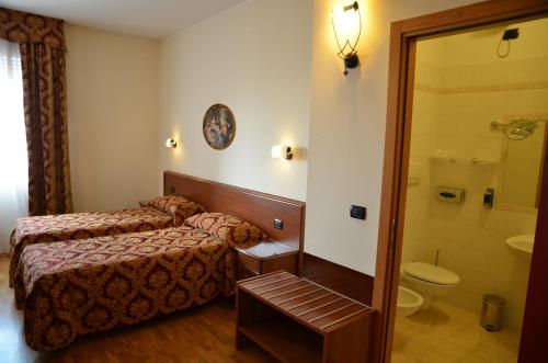 pokój hotelowy z łóżkiem i toaletą w obiekcie Hotel HDomus w mieście Nogarole Rocca