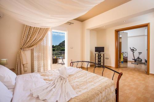 een slaapkamer met een bed en een groot raam bij MeFoMi Villa in Rhodos-stad