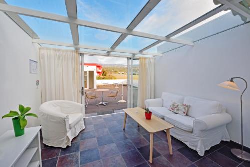 sala de estar con sofá blanco y mesa en Apartamentos Adjovimar en Los Llanos de Aridane