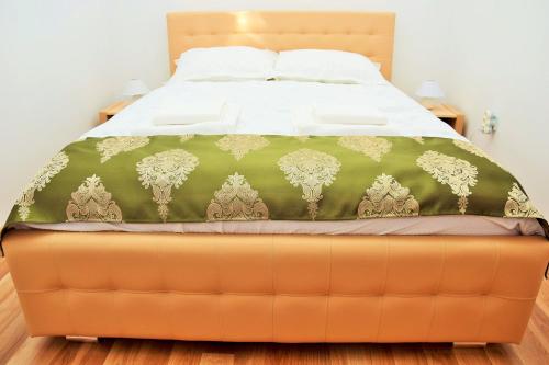 Una cama o camas en una habitación de Sibiu Travel Apartment