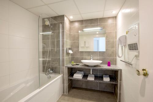 Vonios kambarys apgyvendinimo įstaigoje Bristol Logis Cit'Hotel Périgueux Centre