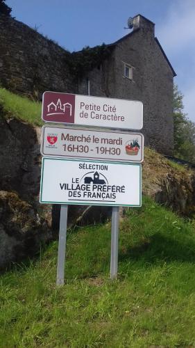 a street sign in front of a building at gîte vacances in Moncontour