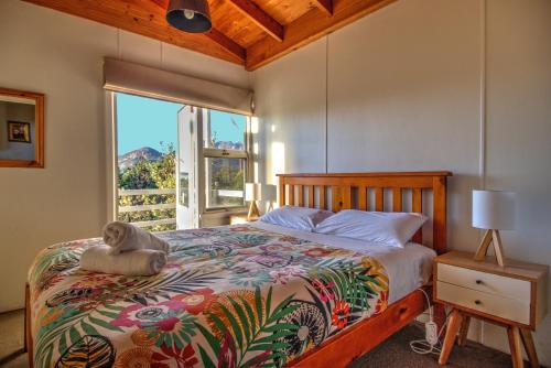 Un dormitorio con una cama con un osito de peluche. en Freycinet Beachfront Retreat, en Coles Bay