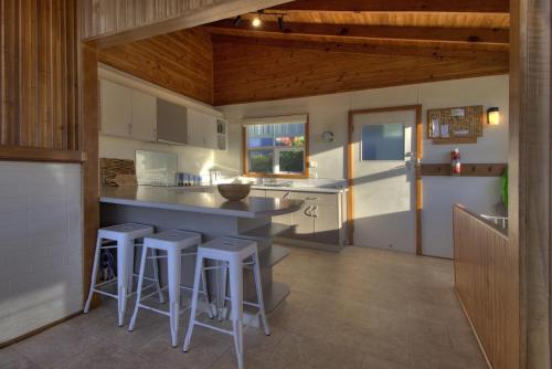 Η κουζίνα ή μικρή κουζίνα στο Freycinet Beachfront Retreat