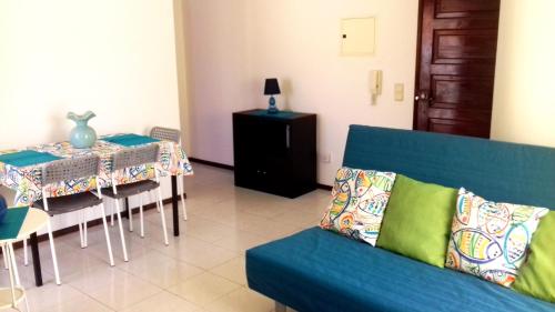 フォス・ド・アレーリョにあるFoz do Arelho Beach Apartment "Yellow"のリビングルーム(青いソファ、テーブル付)