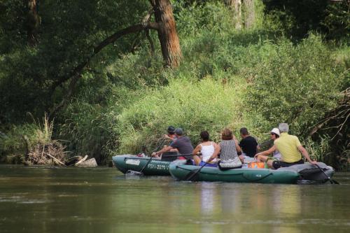 a group of people in a raft on a river at Pension Zum alten Gasthaus Hänsel in Krauschwitz