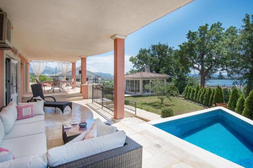 Villa Dita - with the pool close to Split