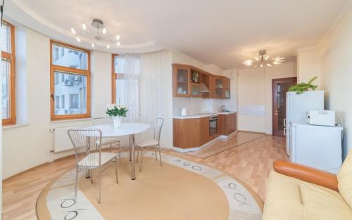 Кухня или кухненски бокс в Family Apartments Shevchenko Avenue