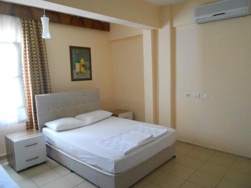 A bed or beds in a room at Garden Prizma Rooms&Aparts