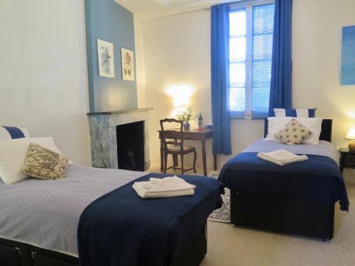 מיטה או מיטות בחדר ב-La Porte Bleue