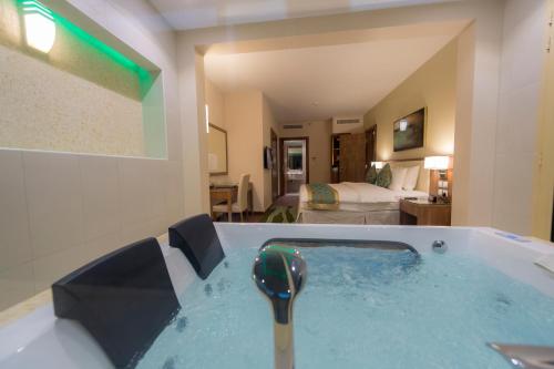 a jacuzzi tub in a hotel room at Best Western Plus Buraidah in Buraydah
