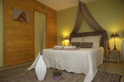 Au Coeur d'Alsace Chambres d'hôtes في كينتزهيم: غرفة نوم بسرير مع مظلة