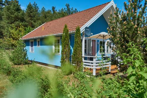a blue cottage with a red roof at Useriner Ferienhaus in Userin