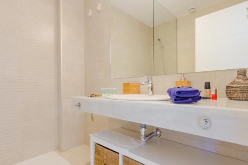 un baño con lavabo y espejo en Apartamentos Bahía Blanca, en El Puerto de Santa María