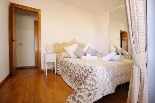 a bedroom with a large bed with white pillows at Appartamento con Terrazza vicino Gemelli e Vaticano in Rome