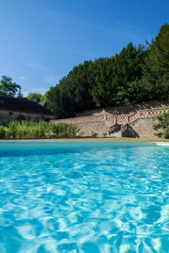 - une vue sur l'eau d'une plage dans l'établissement Gîte Les Ecuries du Manoir de Bénédicte, à Cahan