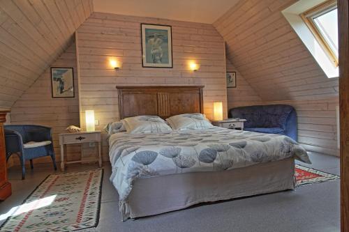PlozévetにあるChambres d'hôtes du Vent Solaireのベッドルーム1室(屋根裏部屋に大型ベッド1台付)