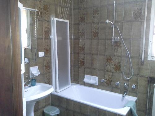 La salle de bains est pourvue d'une baignoire et d'un lavabo. dans l'établissement B&B Ciccilia, à Bentivoglio