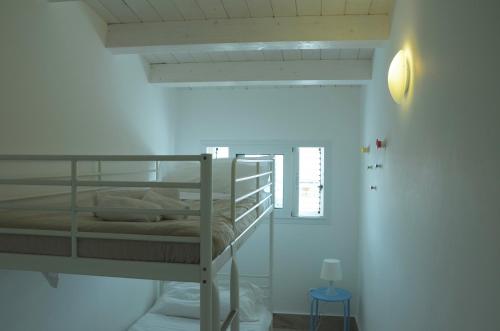 プンタ・セッカにあるMediterranean òikosの窓付きの白い部屋の二段ベッド1台分です。