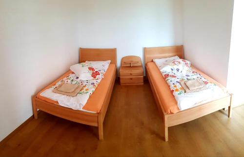 two twin beds in a room withthritisthritisthritisthritisthritisthritisthritisthritisthritis at Casute de Vacanta - Complex Ben in Ocna Sibiului