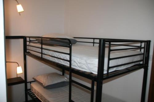 レ・デュー・アルプにあるVotre hébergement au coeur des Deux Alpesの二段ベッド2組が備わる客室です。
