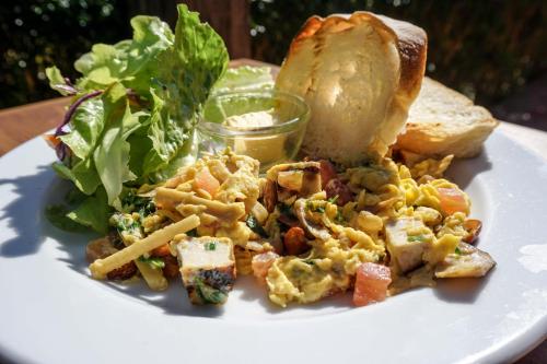 einen Teller Essen mit einem Sandwich und einem Salat in der Unterkunft Reverie Siam in Pai
