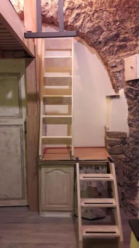 a staircase in a room with a stone wall at l'arco di Sersa in Riccò del Golfo di Spezia