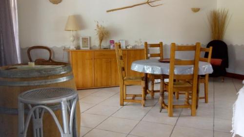 LédenonにあるJacambraのキッチン(テーブル、椅子、テーブル、カウンター付)