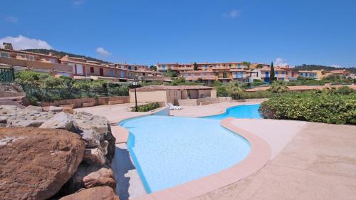 - une piscine dans une cour avec des rochers dans l'établissement Petit Village, aux Issambres