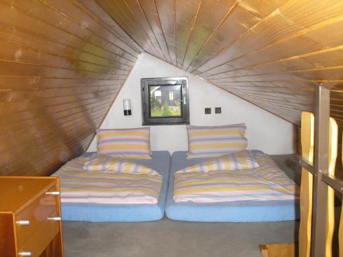 ein Zimmer mit 2 Betten in einem kleinen Haus in der Unterkunft Bungalow Škrabálek in Rokytnice nad Jizerou