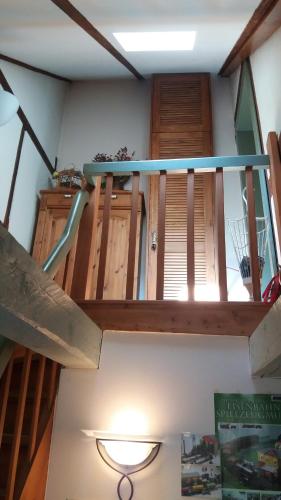 a staircase in a room with wooden stairs at Ferienwohnung im Schuhhof in Quedlinburg