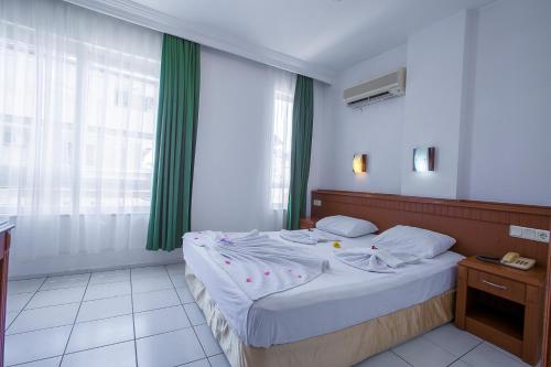 Ένα ή περισσότερα κρεβάτια σε δωμάτιο στο Bayram Apart Hotel