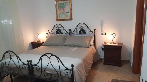 1 dormitorio con 1 cama y 2 mesitas de noche en Bed&Breakfast L'Oasi, en Nardò