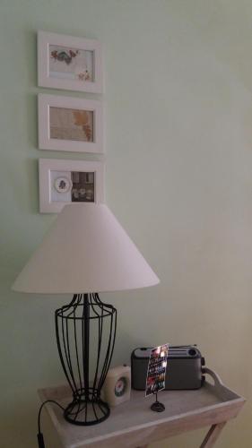 a lamp sitting on top of a table with a radio at Ferienwohnung im Schuhhof in Quedlinburg