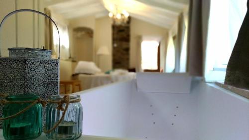 eine Küchentheke mit zwei Glasgläsern darauf in der Unterkunft La Pecora Nera in Rocchetta Nervina