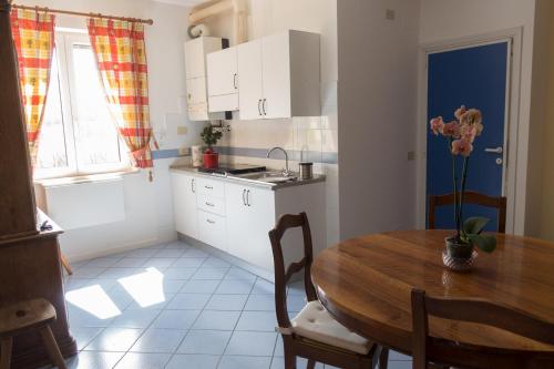 Η κουζίνα ή μικρή κουζίνα στο B&B Apartments Casa Sullavalle
