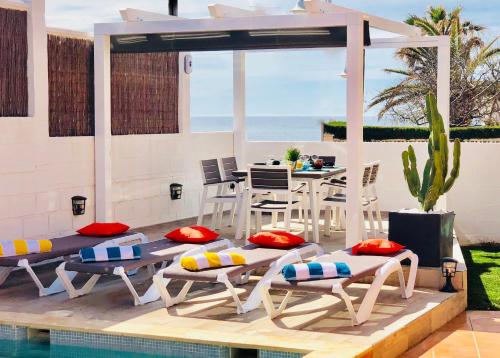 パロス岬にあるSmart Villa Cabo de Palosのプールサイドのパティオ(テーブル、椅子付)
