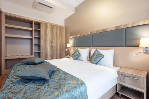 Llit o llits en una habitació de Mari Suites Hotel