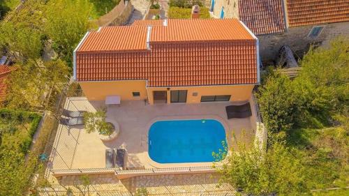 Vista de la piscina de Villa Marija o d'una piscina que hi ha a prop