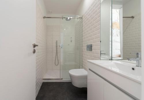 ein Bad mit einer Dusche, einem WC und einem Waschbecken in der Unterkunft LovelyStay - Allderman Apartment - Almada 3º F in Porto