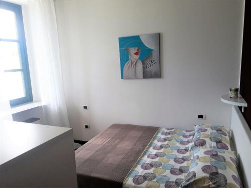 Ένα ή περισσότερα κρεβάτια σε δωμάτιο στο Campione Giulia Exclusive Lakefront apartment by Gardadomusmea