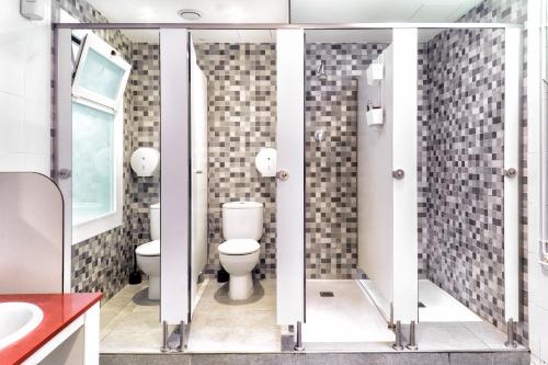 een badkamer met een toilet en een wastafel bij Itaca Hostel in Barcelona