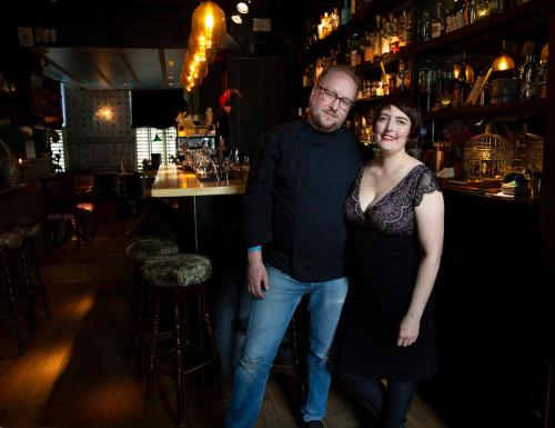 un hombre y una mujer de pie en un bar en Rosalia's Menagerie InnUpstairs 'formerly misc eatdrinksleep', en Ámsterdam