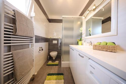 Ένα μπάνιο στο Apartments Mirakul