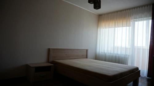 una piccola camera con letto e finestra di Sunny Ventspils 7 a Ventspils